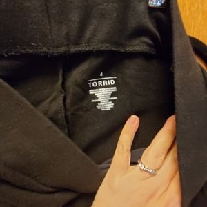 EUC Torrid size 4 slimming leggings
